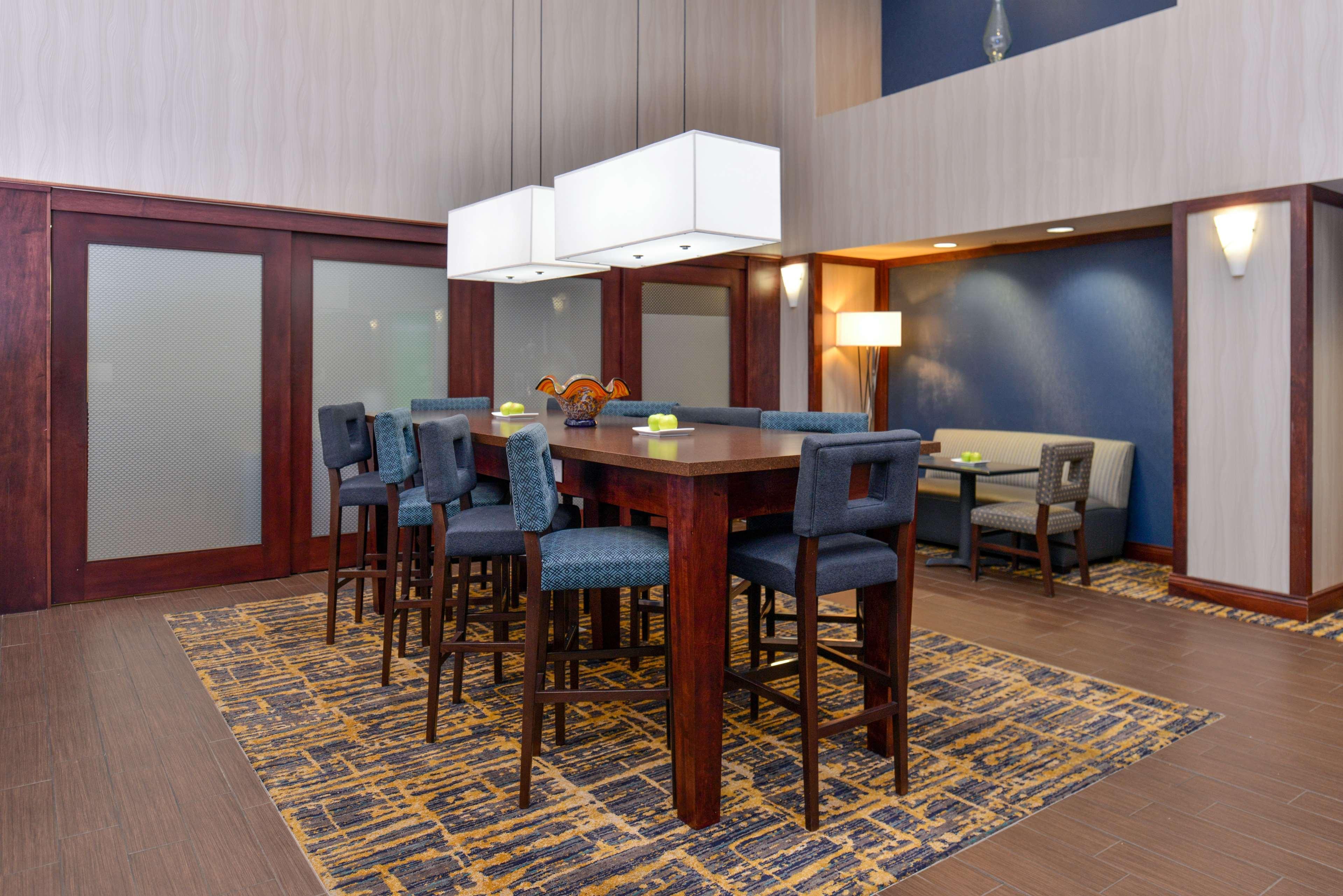 Hampton Inn & Suites Мънси Екстериор снимка