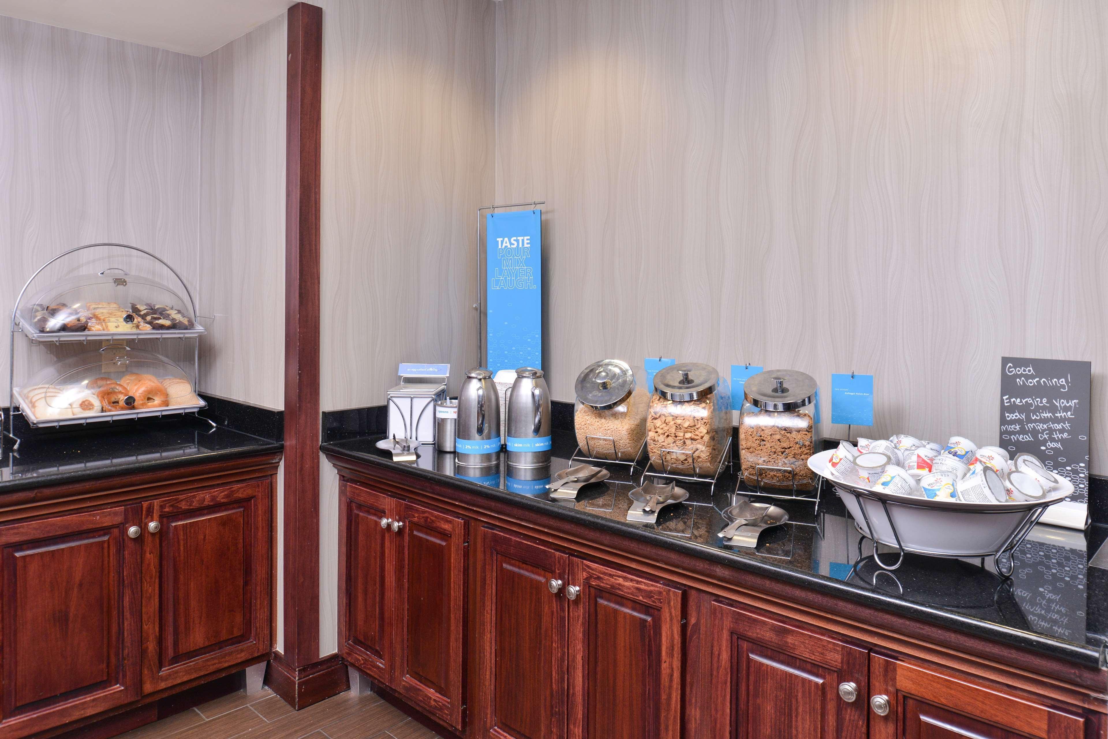 Hampton Inn & Suites Мънси Екстериор снимка
