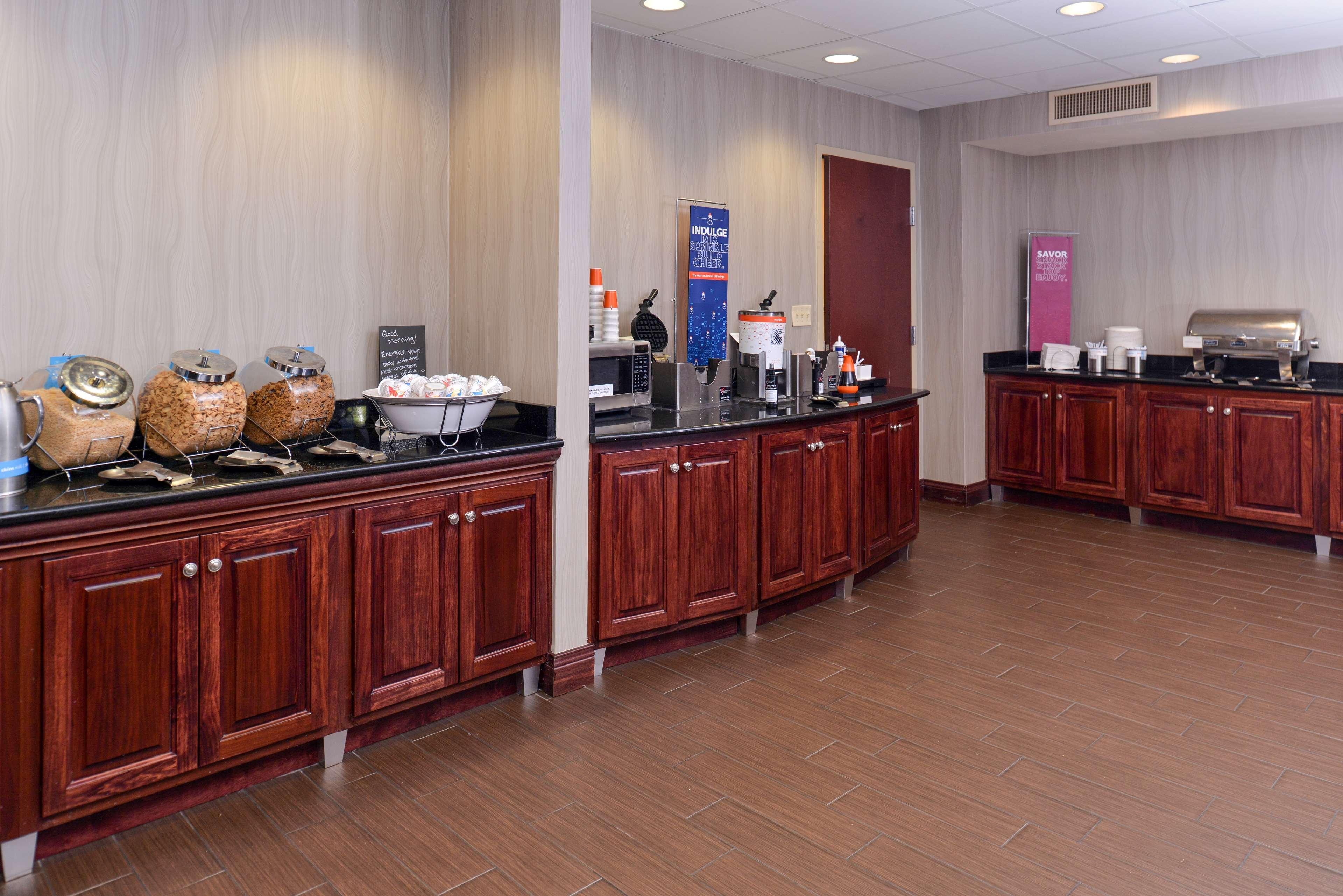 Hampton Inn & Suites Мънси Екстериор снимка
