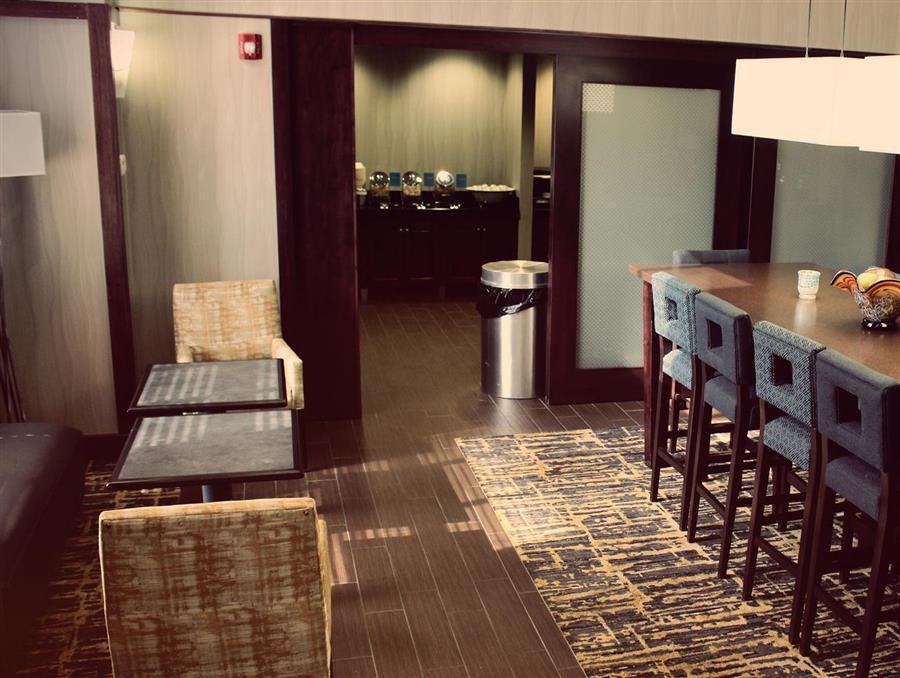 Hampton Inn & Suites Мънси Екстериор снимка