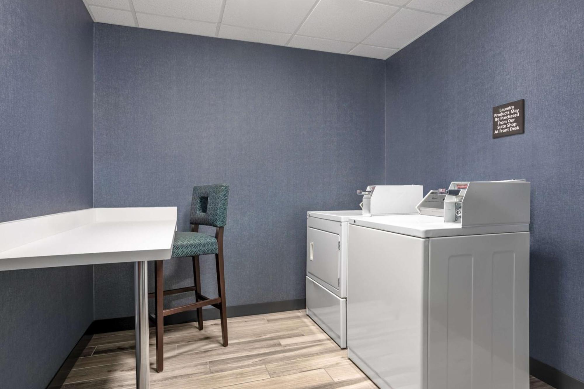 Hampton Inn & Suites Мънси Екстериор снимка