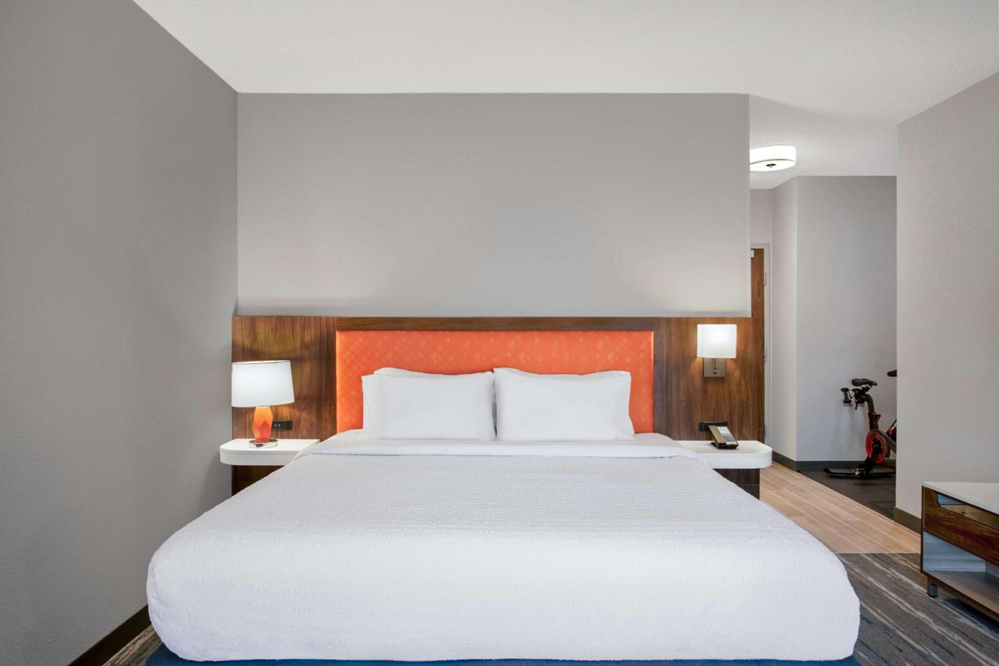 Hampton Inn & Suites Мънси Екстериор снимка
