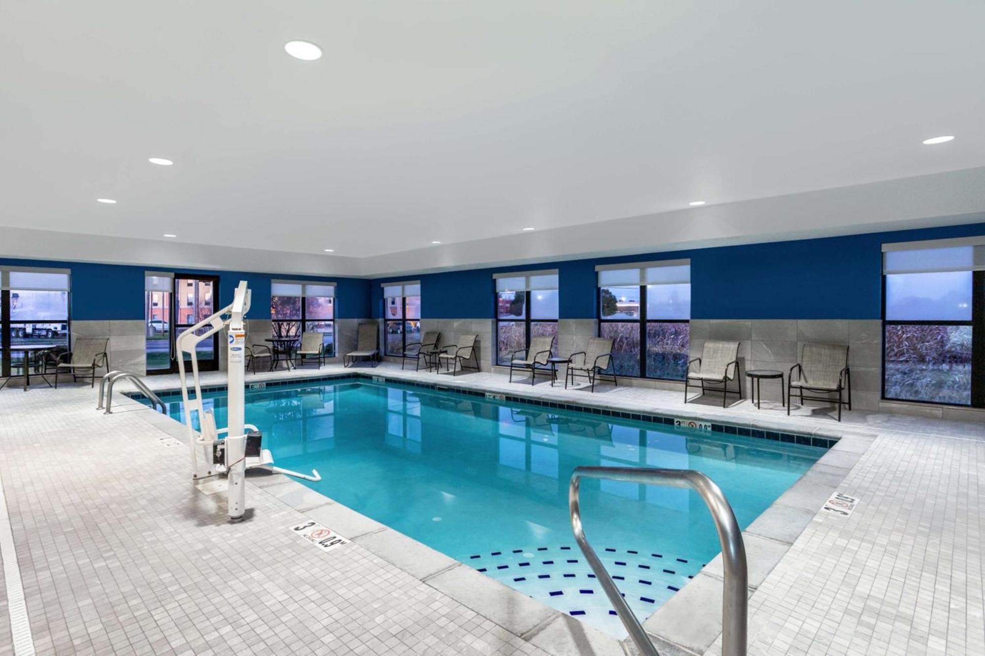 Hampton Inn & Suites Мънси Екстериор снимка