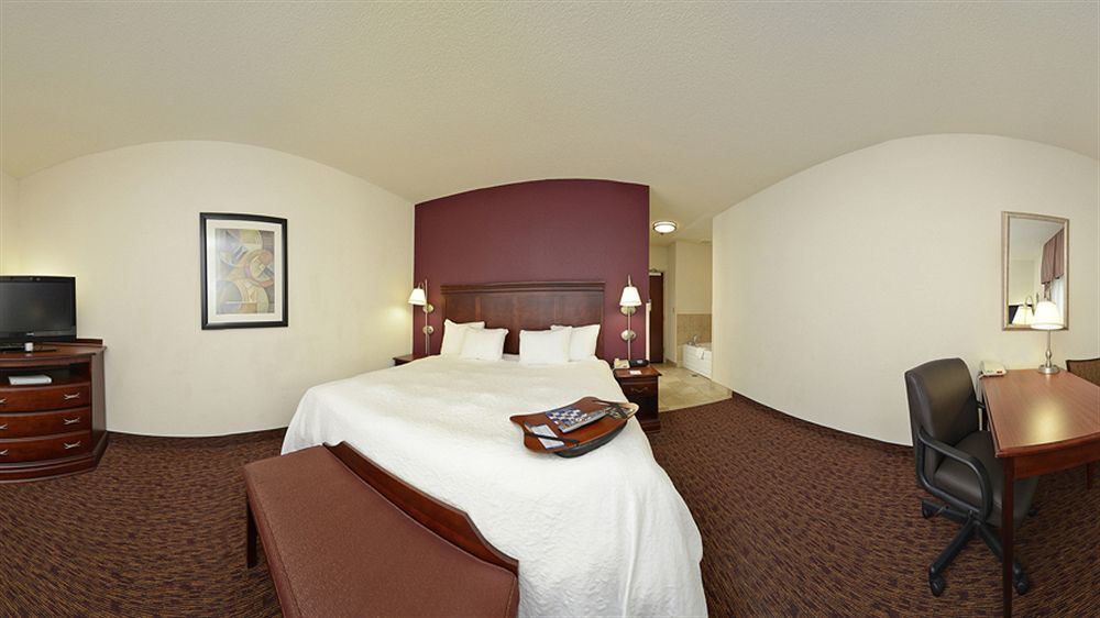 Hampton Inn & Suites Мънси Екстериор снимка
