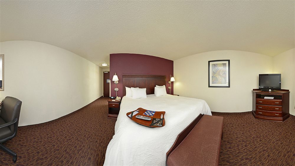 Hampton Inn & Suites Мънси Екстериор снимка